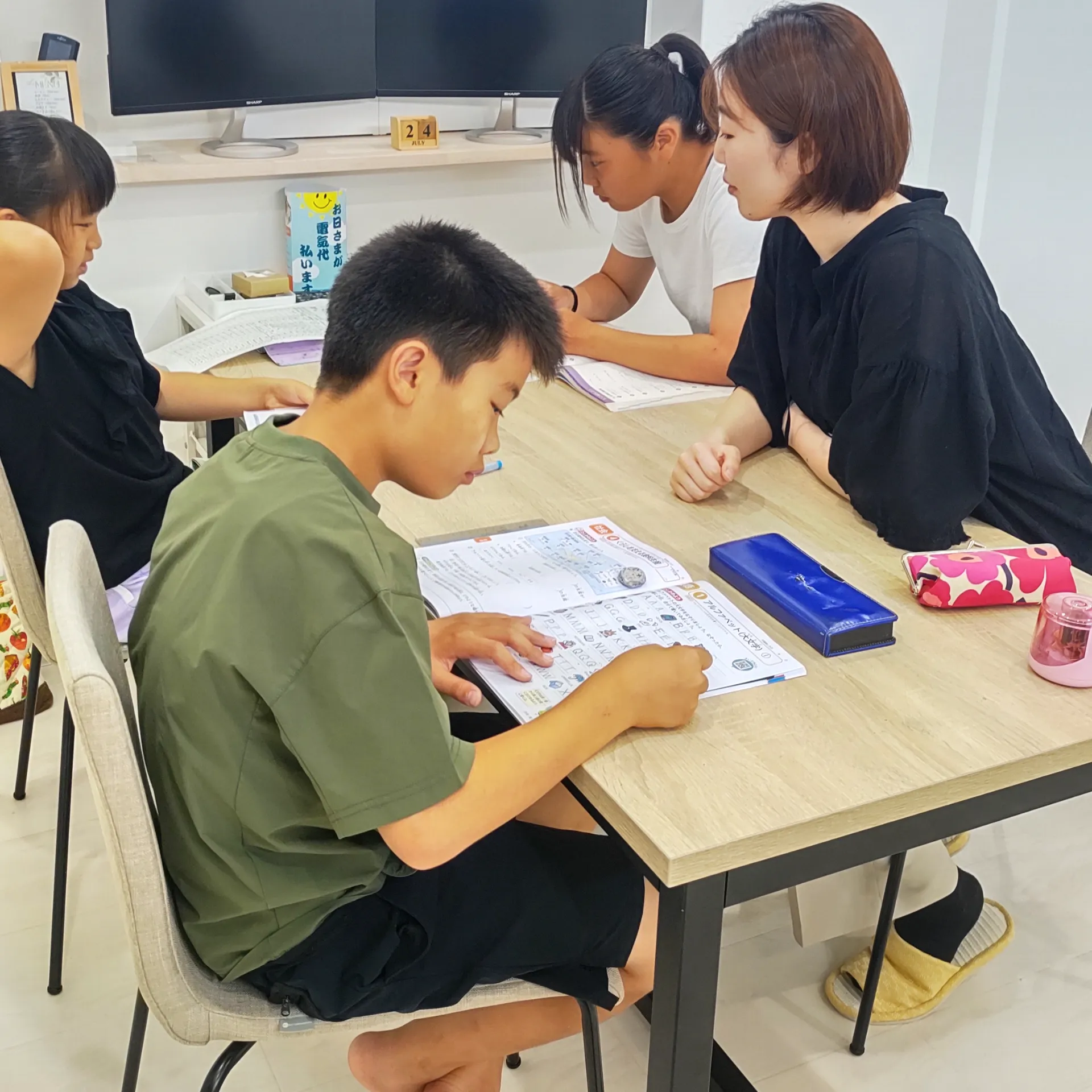 夏休み宿題サポートイベントの初日、店内には明るくワイワイした声で溢れました♪学校から出された夏休みの宿題で、分からないことをももこ先生にどんどん質問するみんな。だいぶ進んだのではないでしょうか★