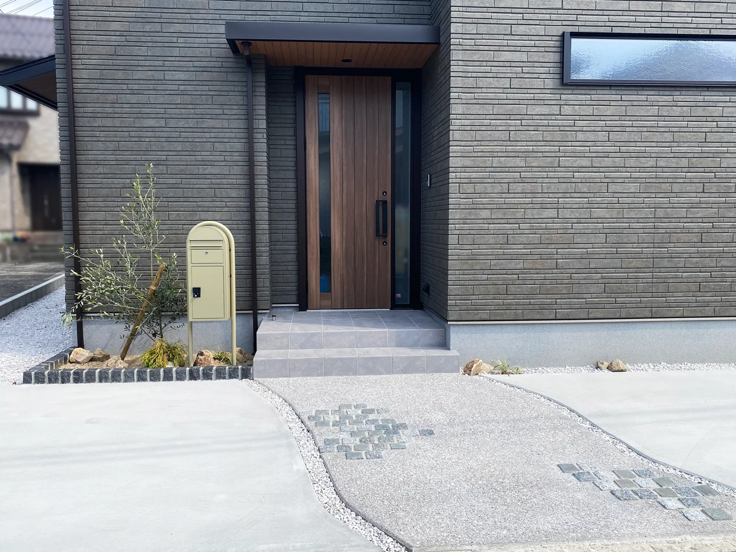 鳥取市・K様邸　かわいい花壇が迎えるアプローチ