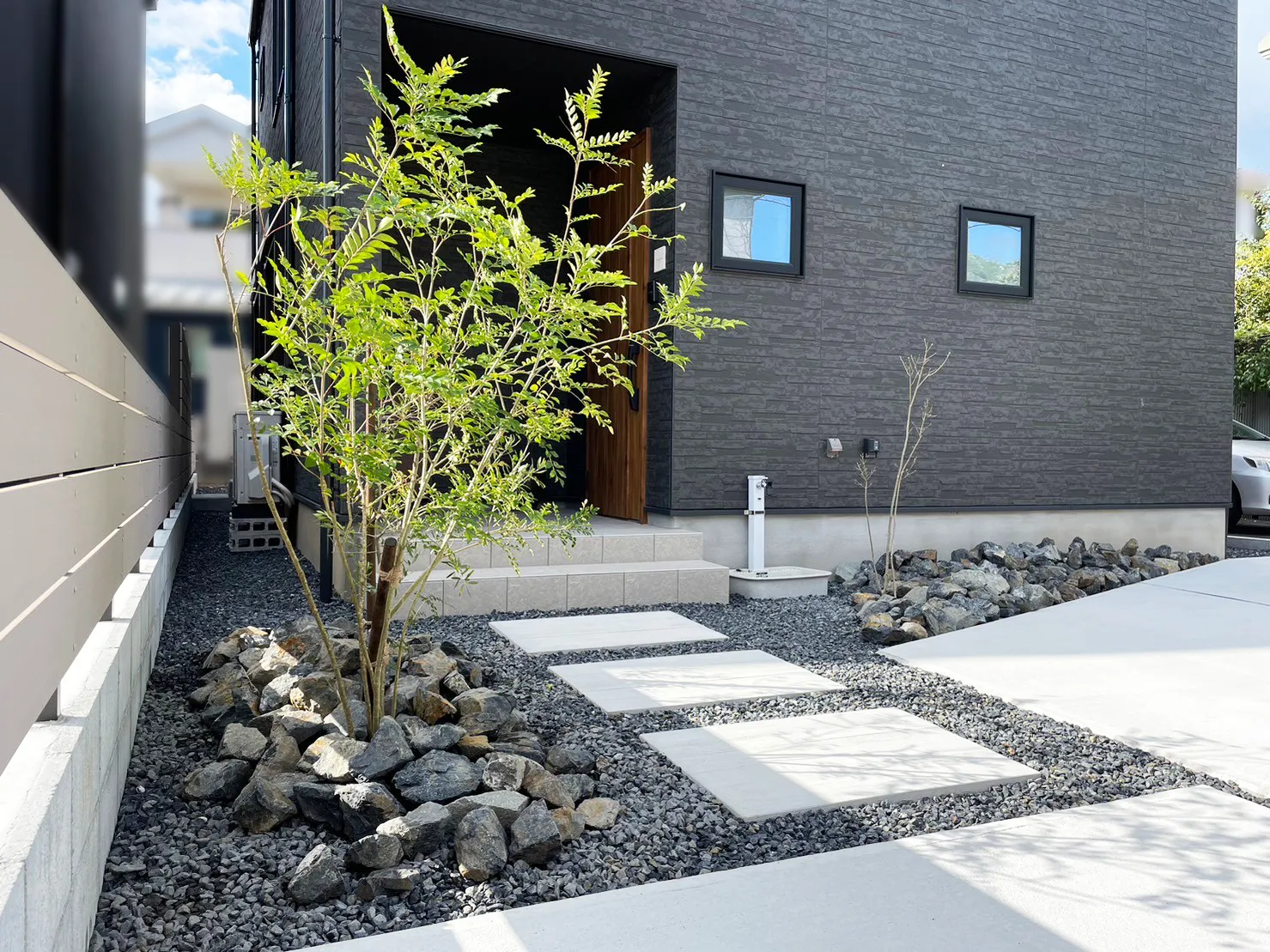 鳥取市・Y様邸　シンプルなアプローチに鮮やかな緑をプラス