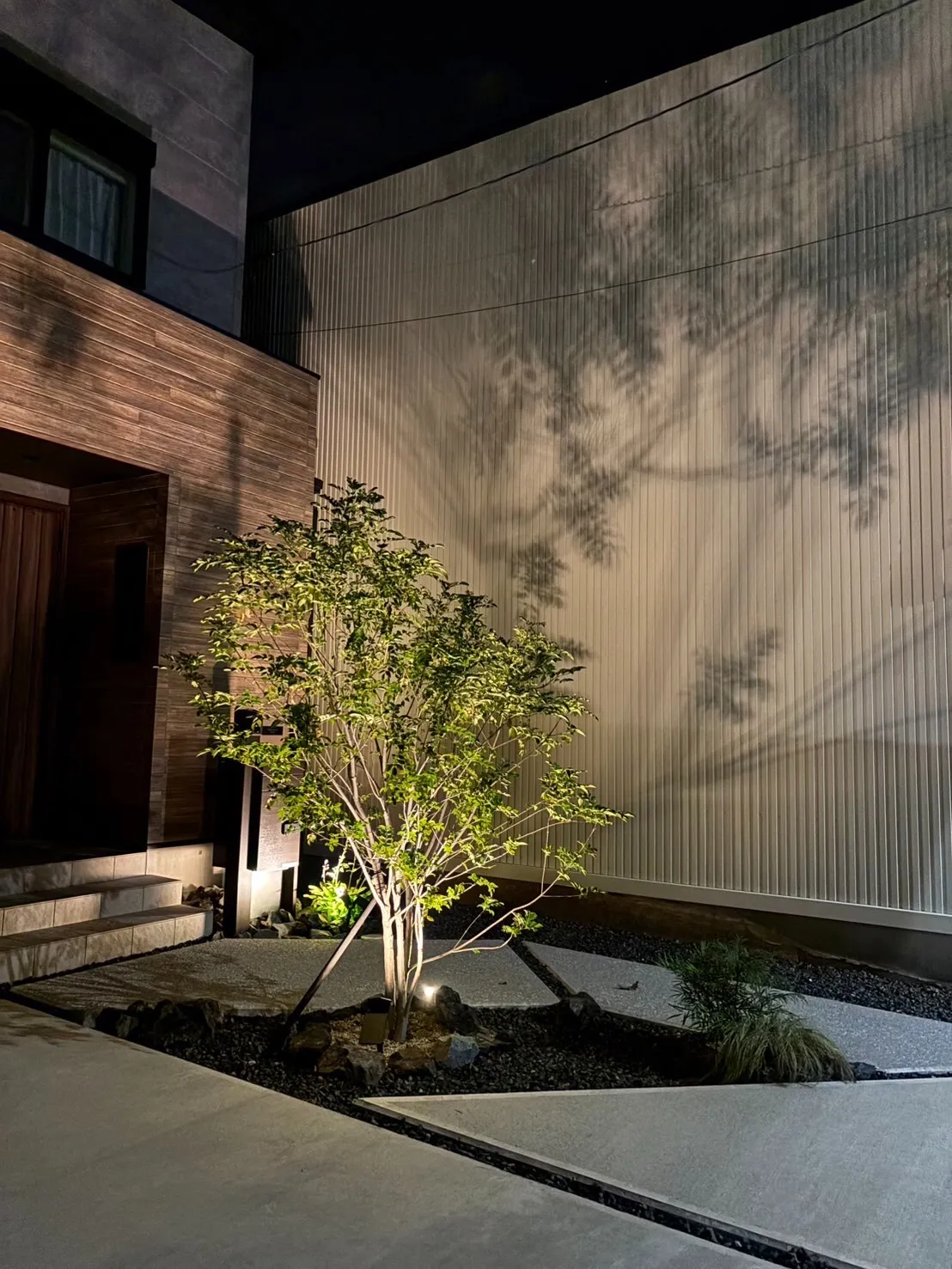 夜の風景をライトと植栽で魅力的に演出するテクニック